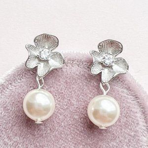 HANA Dainty silver bridal pearl drop earring
